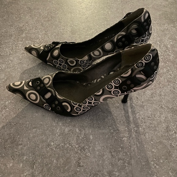 Black and white heels! - Picture 2 of 3